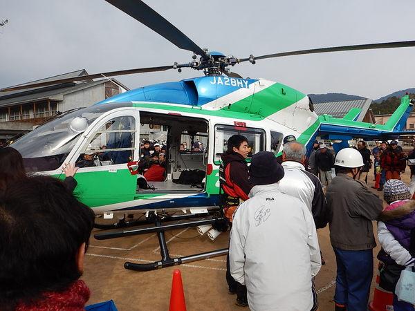 ヘリコプターの周りにたくさん人が集まっている写真