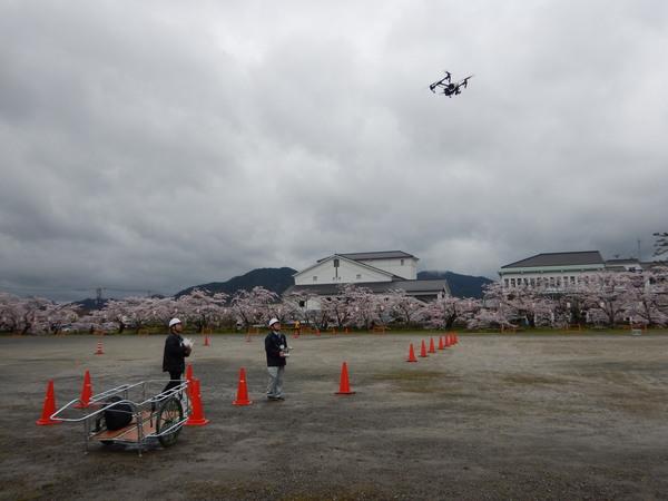 災害訓練で2人の男性がドローンを飛ばしてる写真