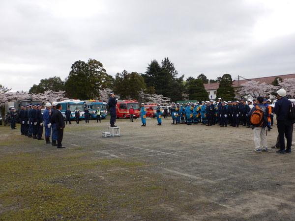 警察、消防職員の関係機関の方達が話を聞いている写真