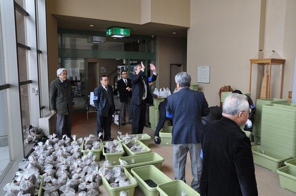 篠山ロータリークラブの方がグリーンカーテンの栽培セットを配布準備をしている写真