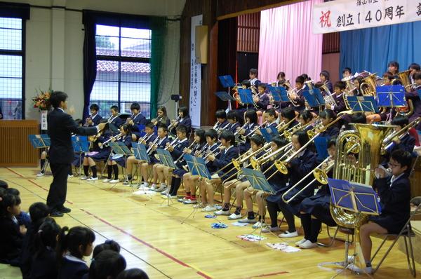 篠山小学校の生徒たちが色々な楽器を使って演奏している写真