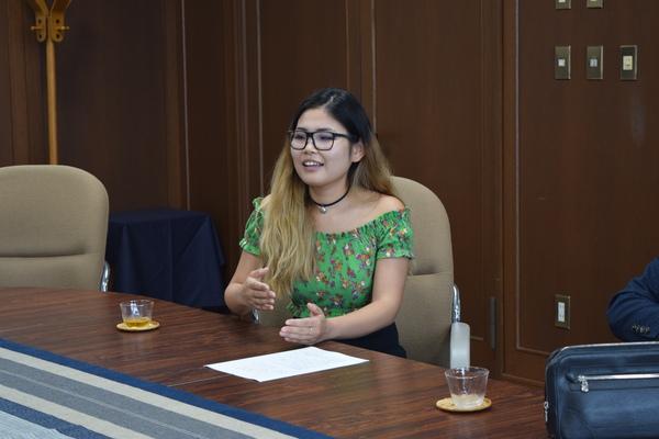 篠山東中学校の卒業生で、歌手の遠山恵さんが、座って話をしている写真