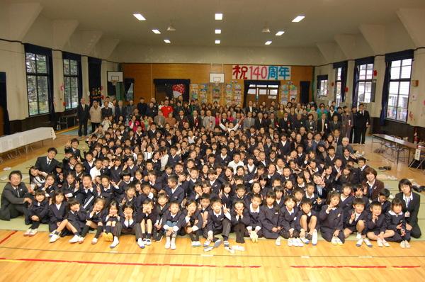 篠山小学校の全生徒と先生達みんなで記念撮影写真