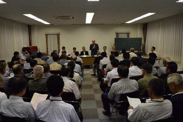ふるさと一番会議で、前で市長が立って話をしていて、参加された方が聞いているのを後ろから見た写真