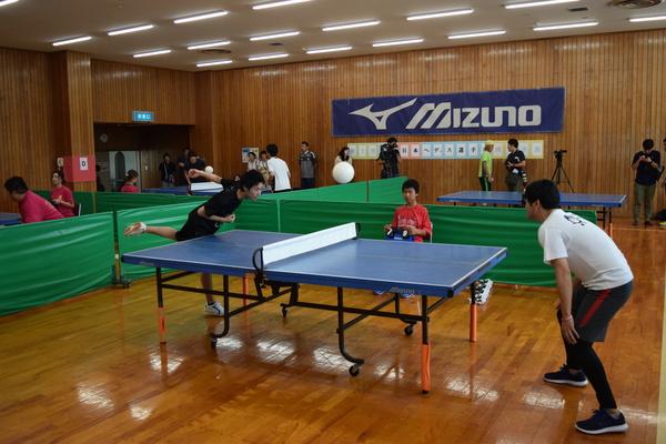 男性同士でへディスの試合をしている写真