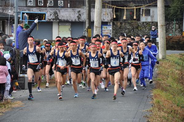 スタート地点から一気に走りだす新春マラソンの参加者たちの写真