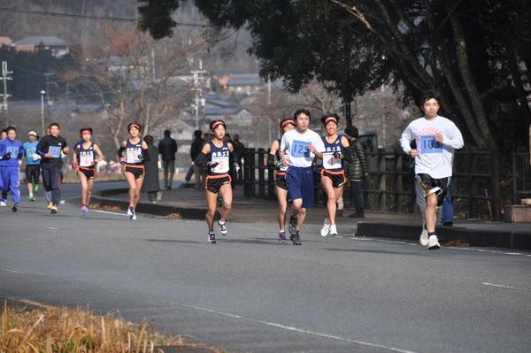 体操服や、ユニホームをきて走る男女の写真