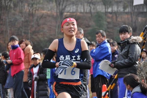 西脇高校の男子選手が、走りながら、左手の時計を触っている写真