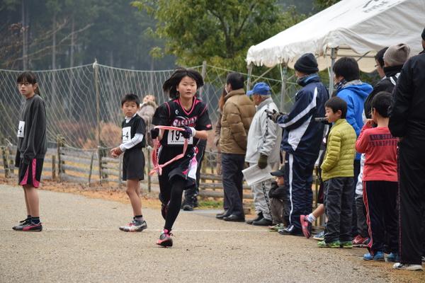 女子生徒が襷を受け取ってすぐの写真