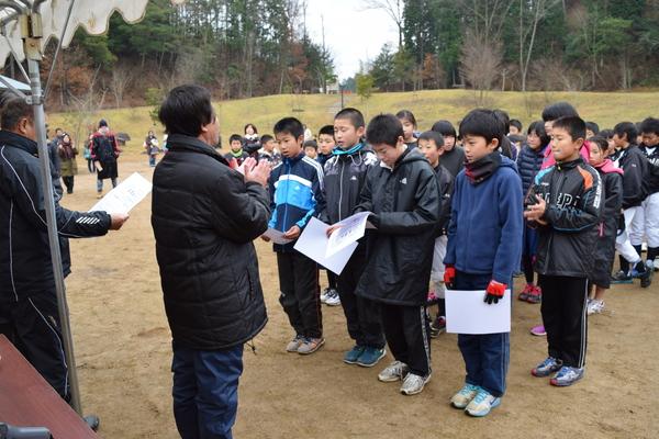小学生数名が前に出て、表彰され拍手する写真