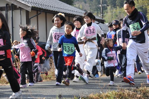 子供たちが、柔道着や、ジャージにゼッケンをつけて、走っている写真