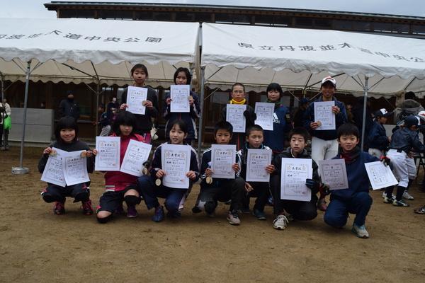 表彰状を持った13名の小学生の記念写真