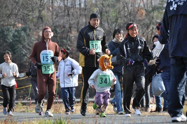 被り物をつける子供や、おさるのコスチューム、ジャージ姿で走る老若男女の写真