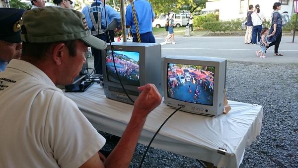 モニターを見ながら県警同士が話をしている写真
