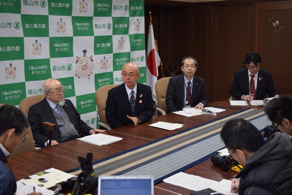 ユネスコの創造都市への加盟が認められた際の左端に河合雅雄先生、横に市長が並んで座っている記者会見の写真