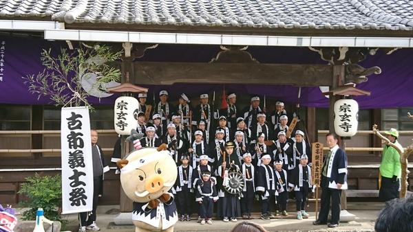 宗玄寺にて「古市義士祭」子ども義士行列参加者約35名やゆるキャラとの記念撮影の写真