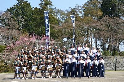 篠山小学校の4年生から6年生の少年少女が武者姿で集合写真