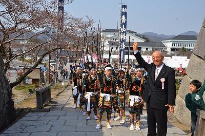 市長を先頭に武者姿で歩く少年達の写真