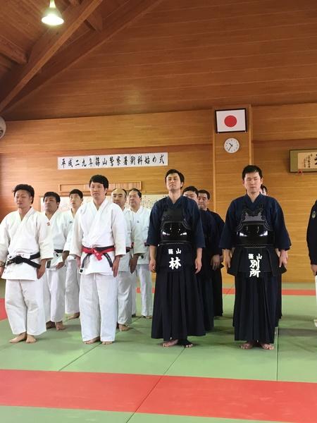 術科始め式で柔道着と剣道着を着た警察官が2列ずつ並んで立っている写真