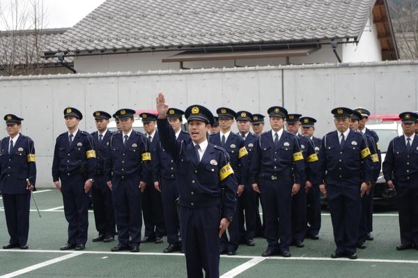 警察官が整列している前で代表の警察官が選手宣誓をしている写真