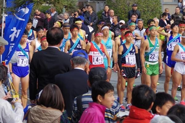 高校駅伝が開催され男子ランナー達がスタートの合図を待っている写真