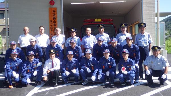 消防団詰所の前で、地元の自治会や団員で集合写真
