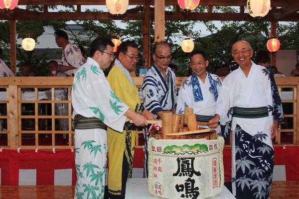 浴衣を着た男性4名と、市長が鏡開きをしている写真