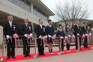 小学生や市長たちがテープカットをしている写真