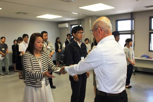 市長が女性職員に書類を渡し、女性が受け取る写真