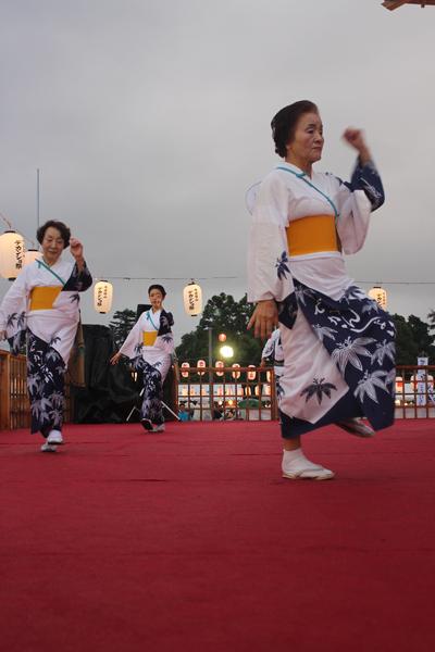 浴衣を着た女性3名が、左手の拳をにぎりあげて踊っている写真