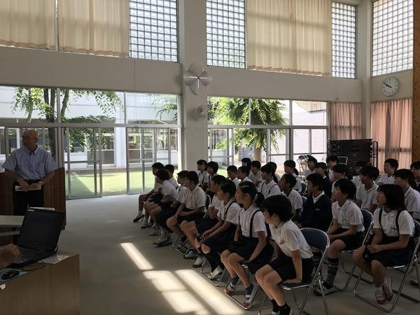 城東小学校の子供たちが椅子に座り市長の話を真剣に聞いている写真
