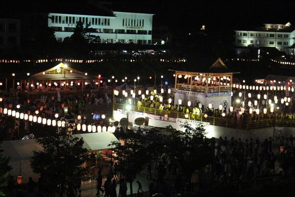 提灯でライトアップされる祭り会場の全体を写した写真