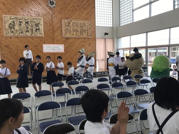 マスコット人形と生徒たちがみんなでデカンショ踊りを楽しんでいる写真