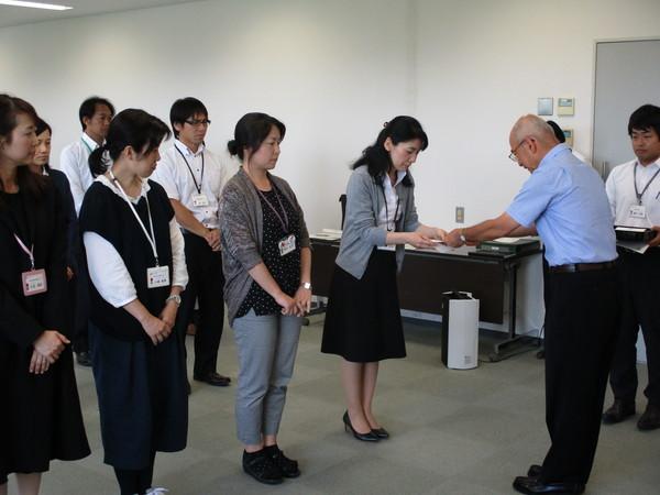 篠山職員の女性の方が男性から辞令交付されている写真