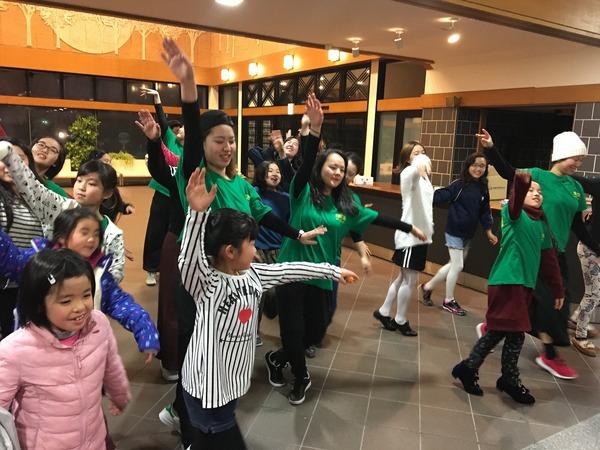 子供たちが右手を上に左手を横にして、踊っている写真