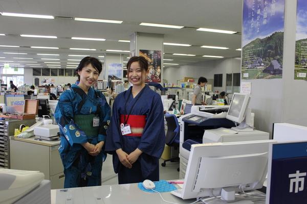 笑顔の浴衣を着た女性2名の写真