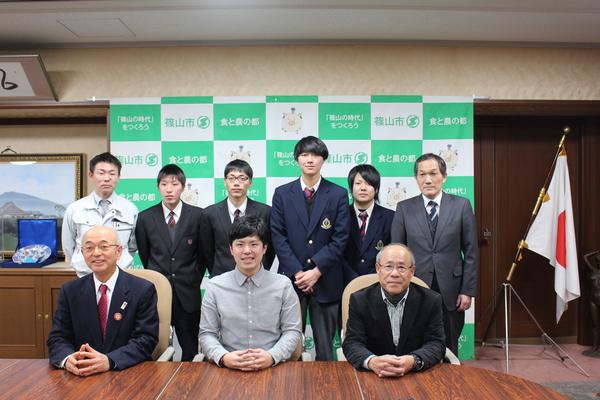 市長室にて市長と篠山産業高校土木科の生徒2名と京都府立工業高校(福知山市)の機械プランニング科の生徒2名と関係者が一緒に写っている集合写真