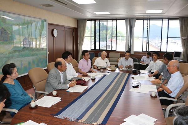 応接室に着席する、市長の話を聞く男女の写真