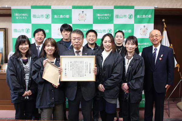 「ともしびの賞」を受賞された、たんば田園交響ホールステージオペレータークラブの方々と市長との記念写真