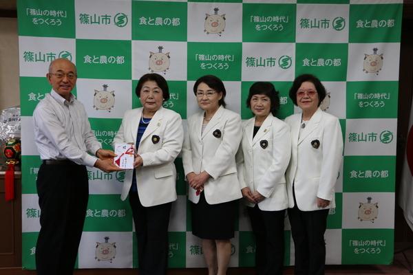 市長が国際ソロプチミストの代表の方から寄贈を受け取る写真