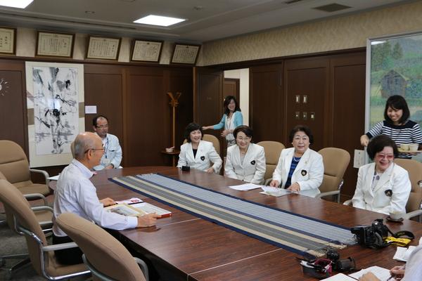 市長と国際ソロプチミストの役員の皆さんが和やかにお話している写真