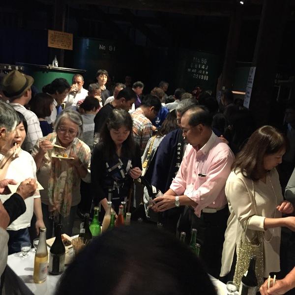 酒造見学に来られた方達がお酒を飲んだり食べたりして賑わっている写真