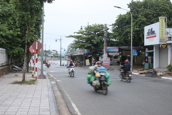 バイクにたくさんの荷物を積んで走っている写真