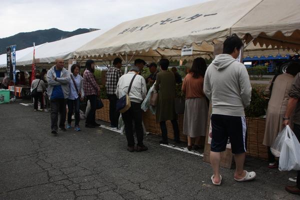 販売ブースに並んだり販売ブースを見て回っている人々の写真