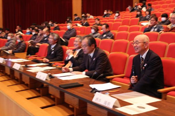 市長と審査員が審査している写真