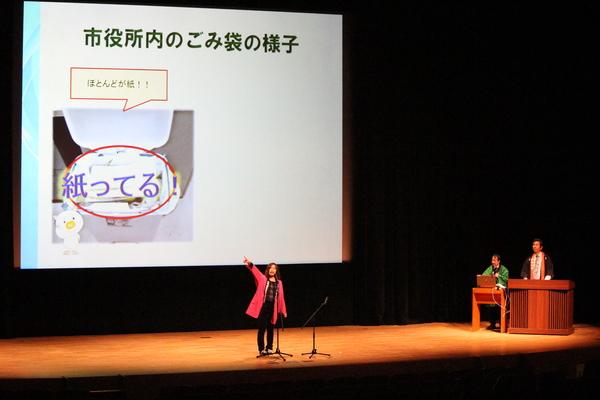 市役所のごみ袋の様子をスクリーンを通して女性がお話している写真