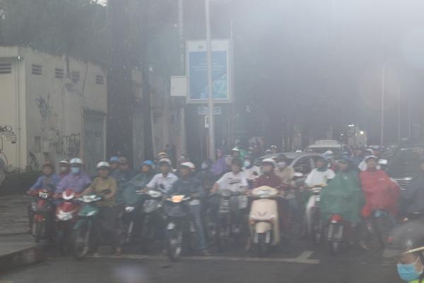 たくさんのバイクが、道路で止まっている写真