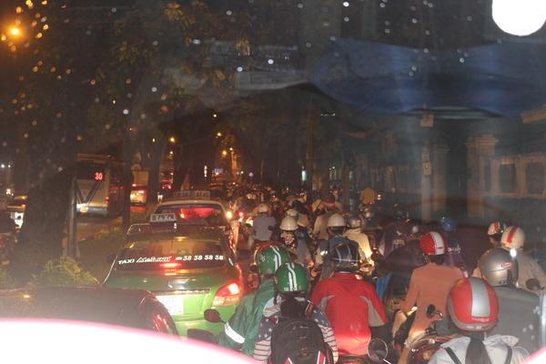沢山の車とバイクで渋滞している写真