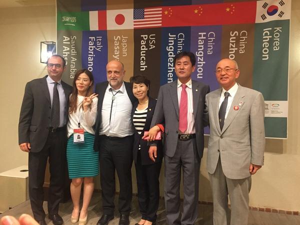 色々な国籍の方5名と市長の集合写真