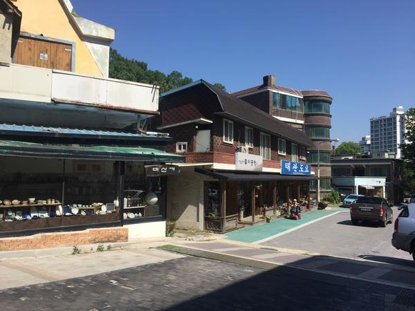 韓国の街とそこを通る車の写真